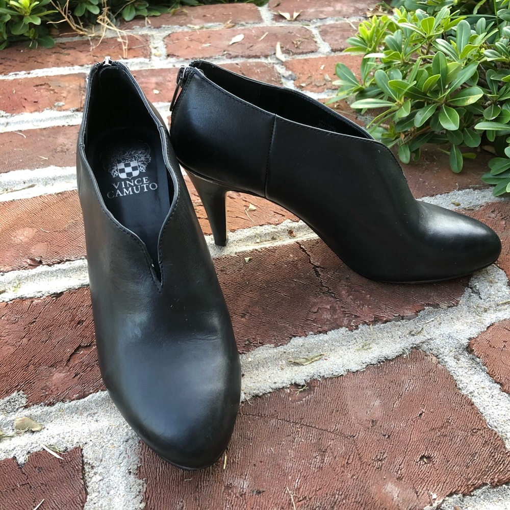 Vince Camuto black heel booties size 8M